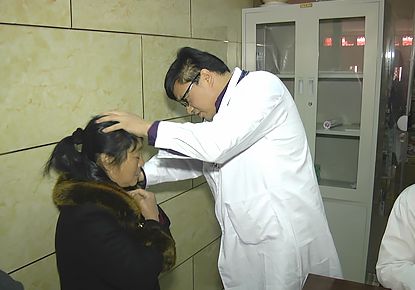 贾爱艳医生为患者诊治