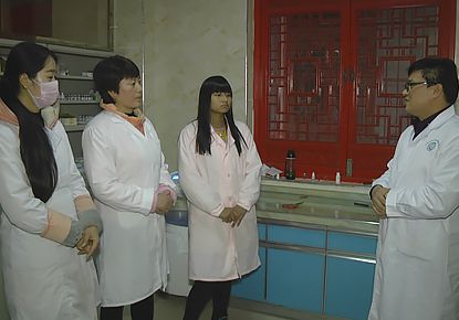贾爱艳医生开会探讨工作